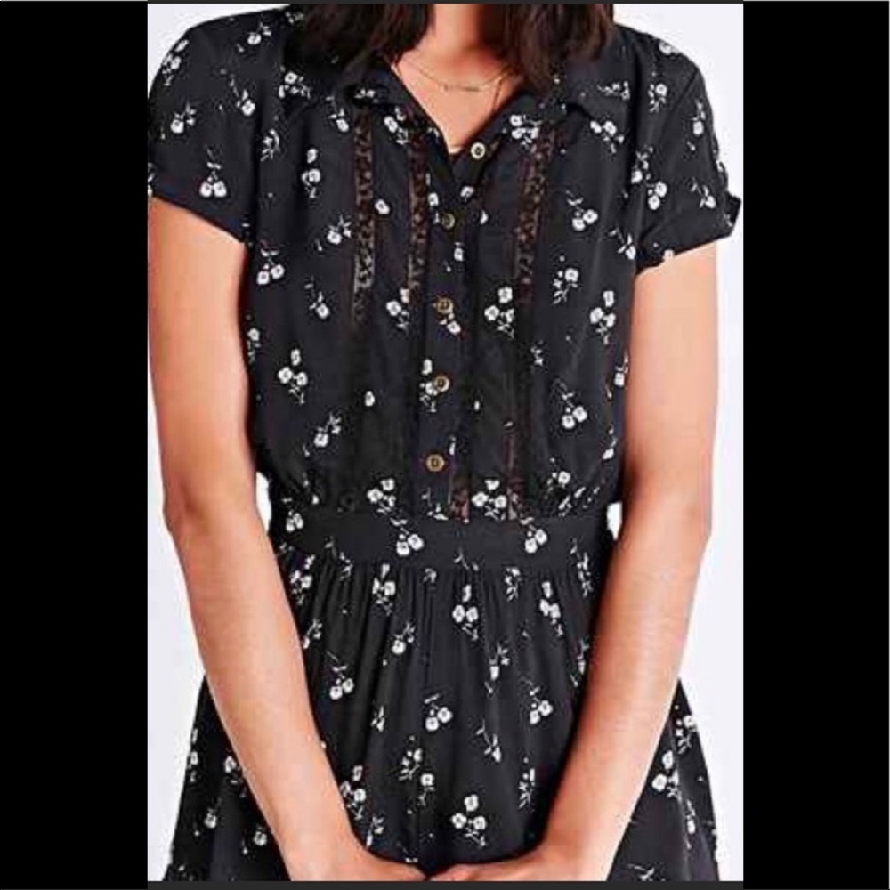 Urban Outfitters XS Dark Blue and White Floral Romper